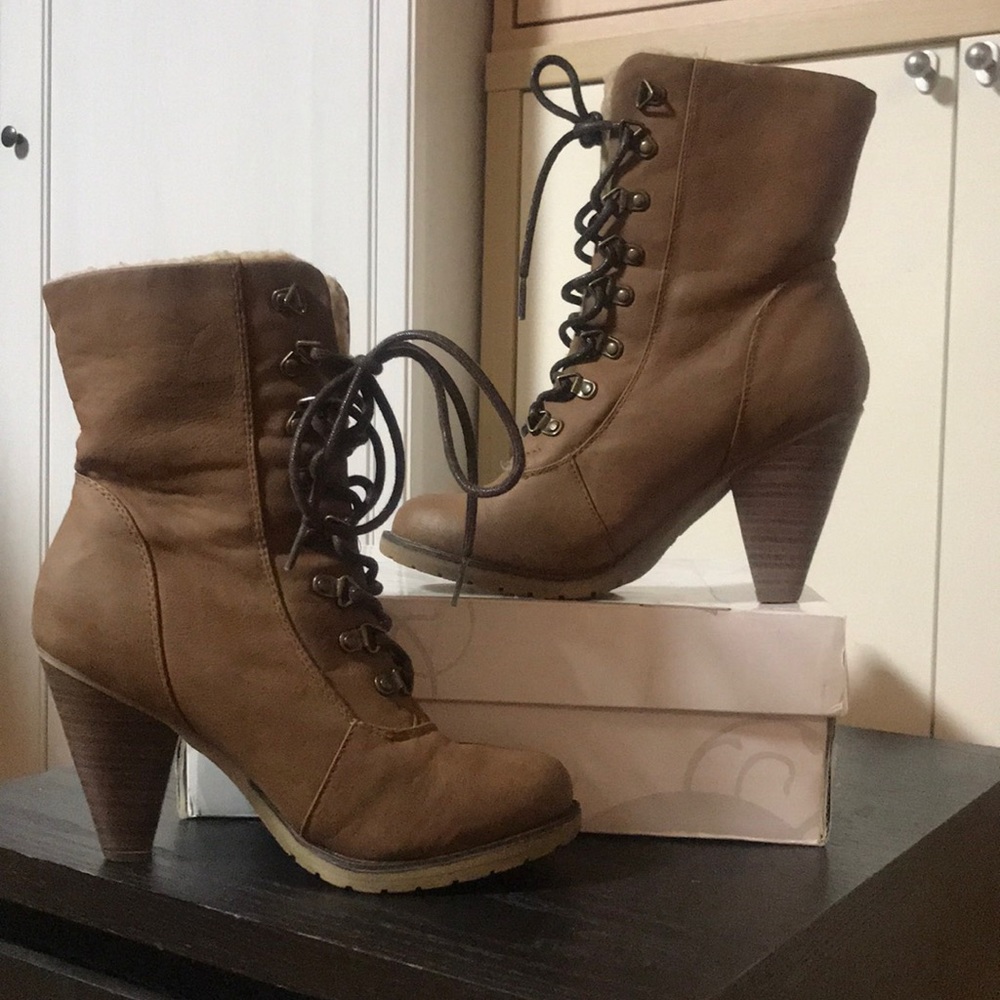 NWT Shi by Journeys Nahla Boots